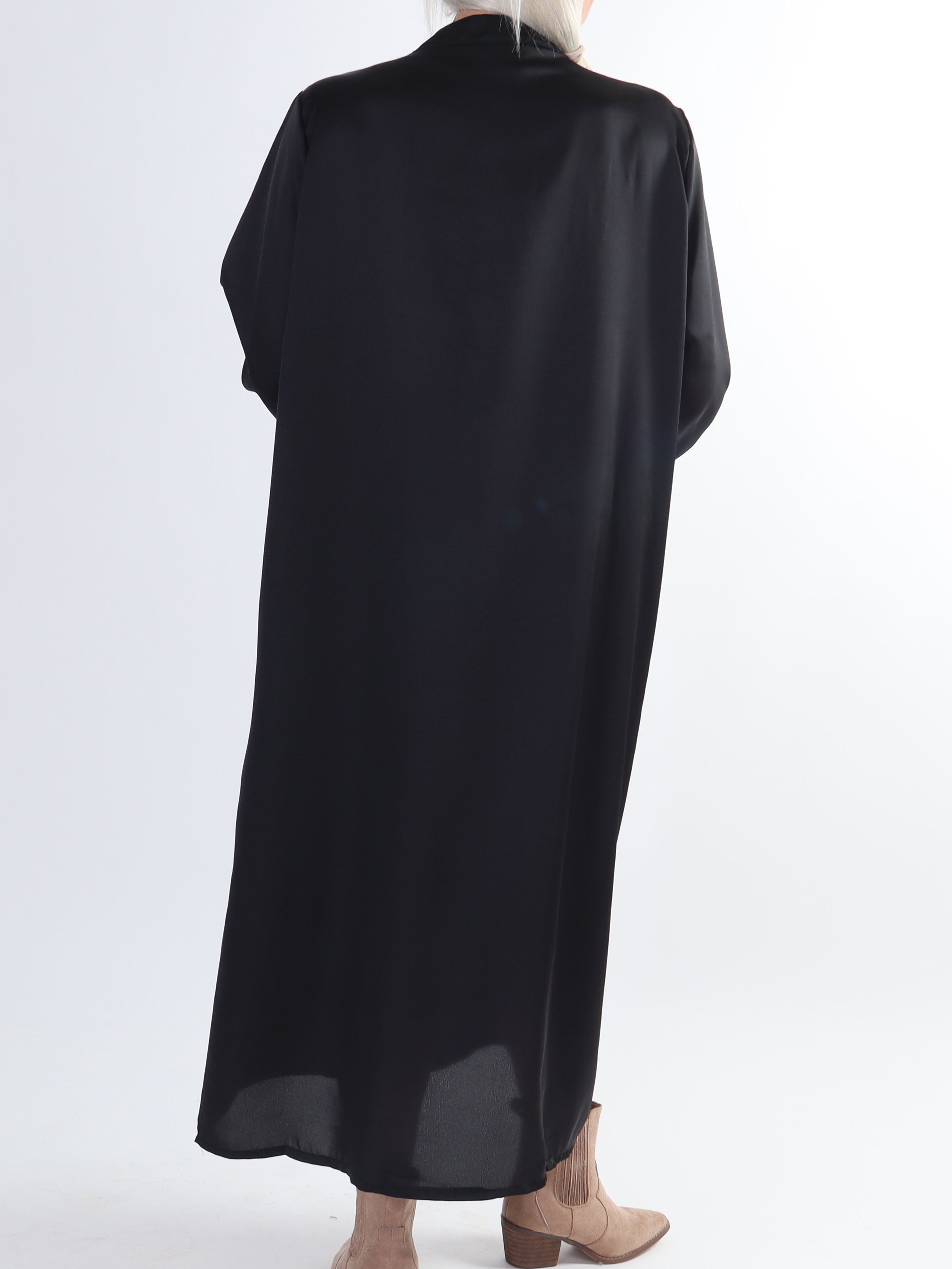 Emilia - Plus size kjole i silkelook med hvide perler